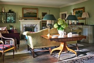 A 17th-century farmhouse gracefully restored by Max Rollitt Max Rollitt, Resort Decor, Country Style Interiors, Century Farmhouse, English Country Style, London House, Timber Cladding, Farm Stay, Green Interiors