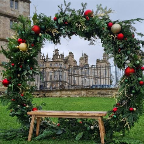 Giant Christmas Wreath Red Gold and Green Christmas Photo Opportunity Ideas, Huge Christmas Ornaments, Diy Christmas Market Stall, Christmas Wreath Photography, Christmas Decorations Event, Christmas Wreath Backdrop, Giant Christmas Wreaths, Christmas Installation Outdoor, Oversized Christmas Wreath Outdoor