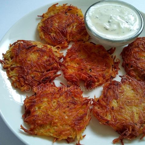 With a light, crisp exterior, tender, soft interior, these potato fritters come together quickly and are shallow fried on a pan (instead of deep fried), which makes for a nice breakfast or snack at any time of the day. Vegan Potato Fritters, Fried Potato Croquettes, Zucchini Potato Fritters, Basic Fritter Batter, Potato Fritters Grated, Chicken Jalfrezi Recipe, Potato Fritters Recipe, Nice Breakfast, Egg Sandwich Recipe