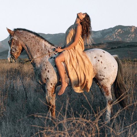 NOMADIC on Instagram: “Into Nature 💛 The floaty Syros has been hand dyed in a golden palm green for the ultimate go to statement dress. Bohemian and luxurious to…” Horse Shoot, Horse Photoshoot Ideas, Horse Photoshoot, Golden Skin, Foto Cowgirl, Western Photoshoot, Horse Wedding, Horse Photo, Horse Dress