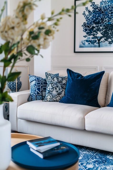 Chic Navy Blue and White Living Room Decor Tips Blue White Sofa, Blue Minimalist Living Room, Modern Navy Living Room, 1st Apartment Decor, Navy Blue Living Room Decor, Navy And White Living Room, Living Room Blue And White, Navy Blue Couches, Homey Living Room