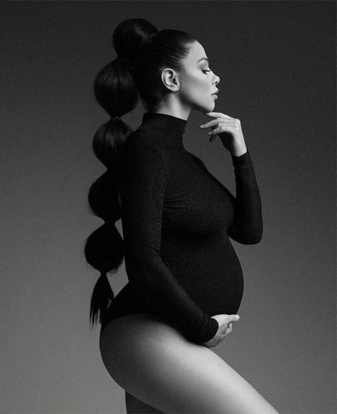 Lola Melani, Maternity Silhouette, Pregnancy Art, Maternity Studio, Beautiful Pregnancy, Maternity Inspiration, Pregnant Celebrities, Maternity Photography Poses, Family Portrait Photography