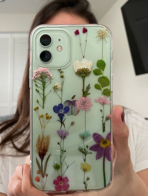 Resin Flower Phone Case, How To Decorate Phone Cover, Iphone 12 Phone Cases Aesthetic, Aesthetic Iphone Cases Diy, Iphone 12 Phone Cases, Pressed Flowers Case, Phone Cases Aesthetic, Cases Aesthetic, Dried Pressed Flowers