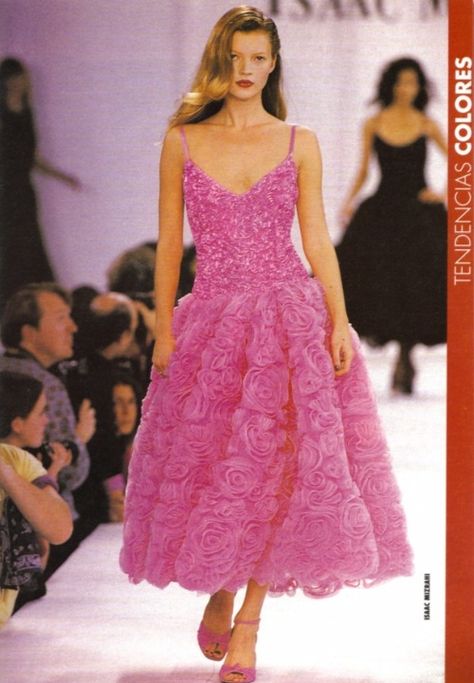 Ruffles, Bows, and Pleats Issac Mizrahi 90s, Isaac Mizrahi 90s, 90 Runway Fashion, Haute Couture Gowns, Runway Fashion Couture, Chic Chic, 90s Supermodels, 80s And 90s Fashion, Model Lifestyle