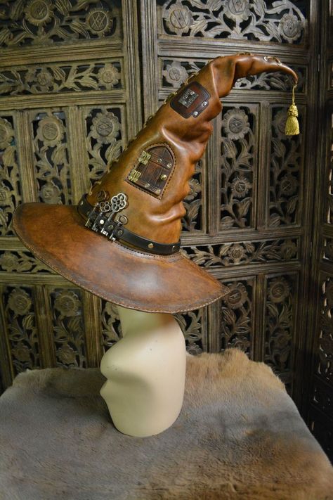 Leather Witch Hat: The Portamancer - Album on Imgur Steampunk Witch, Steampunk Hat, Style Steampunk, Leather Armor, Leather Hat, Steampunk Costume, Fantasy Costumes, Leather Hats, Cosplay Dress