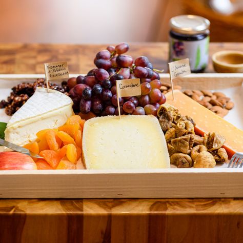 Cheese and Apple Pairing for the Fall Season: A Delicious Guide Apple Pairings, Veggie Platter, Stuffed Pepper Dip, Pink Lady Apples, Apple Orchards, Small Platter, Lunchbox Treats, Gala Apples, Apples And Cheese