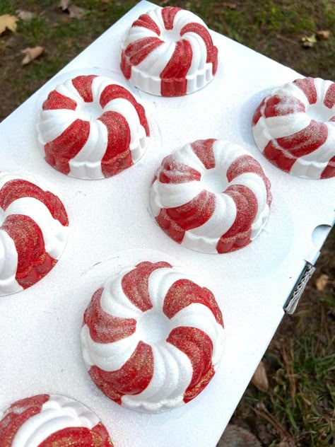 Diy Christmas Peppermint Decorations, Diy Giant Peppermint Candy, Diy Candy Decorations Christmas Time, Gingerbread Diy Decor, Outdoor Xmas Decorations Diy, Candy Christmas Wreath, Diy Peppermint Candy Decorations, Candyland Christmas Diy, Peppermint Wreath