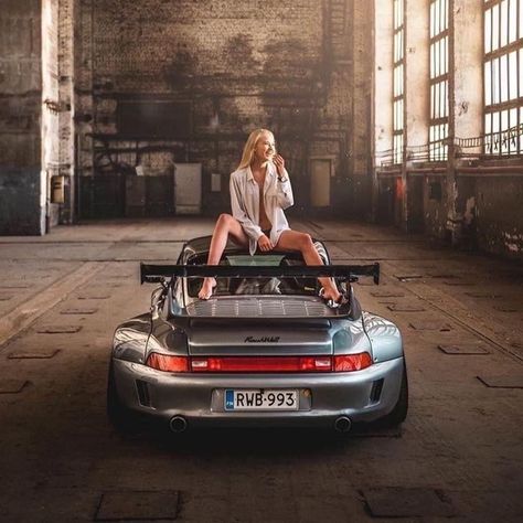 Porsche Girl, Benfica Wallpaper, Car Poses, Porsche Sports Car, Looks Pinterest, Porsche 993, Porsche Models, Vintage Porsche, Vw Porsche