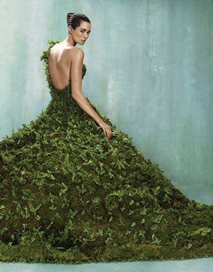 Forest dress: Moss & Leaves I so would. Then I could plant my dress after the event. Forest Dress, Botanical Fashion, Elsa Peretti, Floral Fashion, Fantasy Fashion, Flower Fashion, Ikebana, Carolina Herrera, Flower Dresses