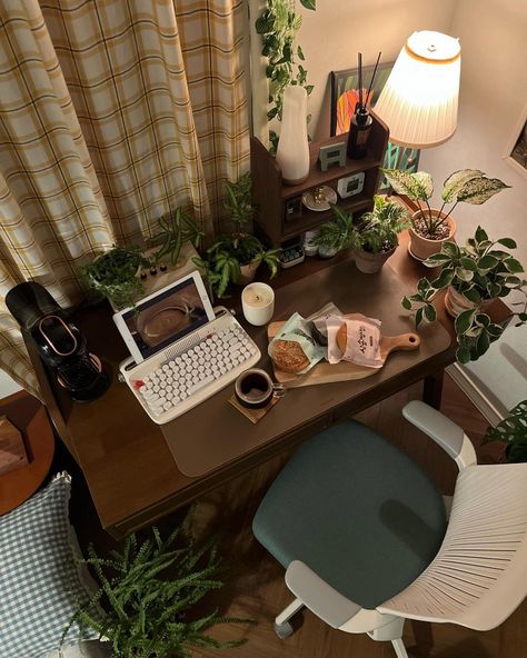 Brown Desk Aesthetic, Brown Dorm Room, Wooden Desk Aesthetic, Room Goals, Room Desk, Cozy Room Decor, Aesthetic Rooms, Pretty Room, Dreamy Room