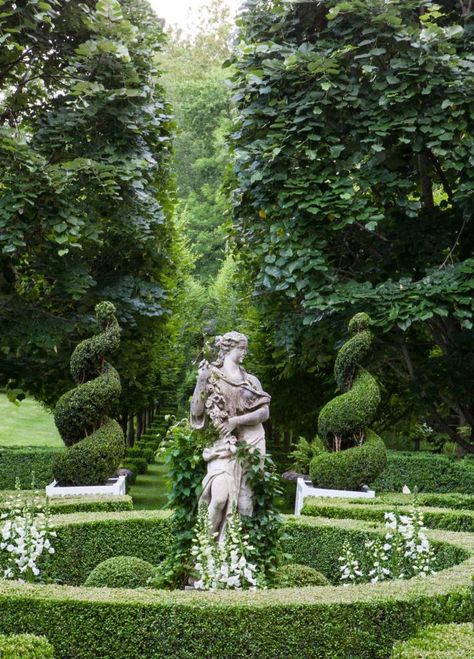 Carolyne Roehm, Beautiful Tablescapes, Garden Park, Formal Gardens, Garden Signs, Gorgeous Gardens, The Peak, English Garden, Garden Statues