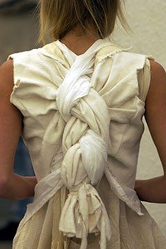 See the complete Comme des Garçons Spring 2003 Ready-to-Wear collection. Mode Edgy, Detail Couture, Moda Hippie, Mode Tips, Textiles Fashion, Comme Des Garcons, Fashion Details, Look Fashion, Wearable Art