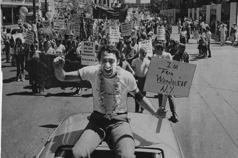 Harvey Milk, Gay History, Gay Pride Parade, Sean Penn, Pride Parade, Iconic Photos, Inspirational People, Civil Rights, Gay Pride