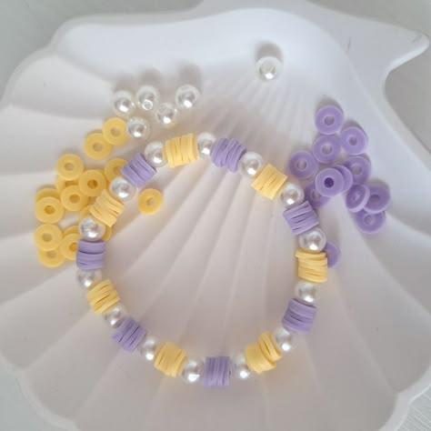 Bracket Making Ideas, Bead Friendship Bracelet Ideas, Pearl Bead Bracelet Ideas, Aesthetic Bracelets Ideas, Beading Bracelets Ideas, Clay Beads Ideas Bracelets, Clay Bracelet Ideas Aesthetic, Clay Bead Crafts, Cute Bead Bracelet Ideas