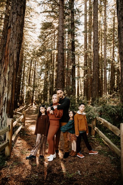 Big Family Fall Photoshoot, Fall Family Of 4 Photoshoot, Edgy Family Photoshoot, Family Photo Studio, Family Park, Family Portrait Poses, Family Of 5, Outdoor Shoot, Family Photo Pose