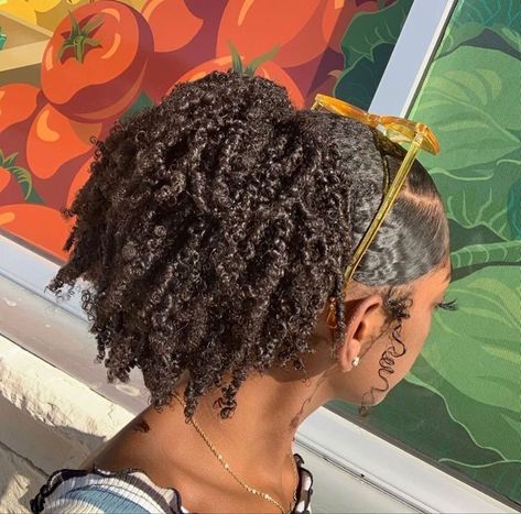 𝙋𝙞𝙣𝙩𝙚𝙧𝙚𝙨𝙩@𝙪𝙙𝙭𝙣𝙩𝙢𝙖𝙩𝙩𝙚𝙧 Cabello Afro Natural, Girls Natural Hairstyles, Pelo Afro, Natural Curls Hairstyles, Hairdos For Curly Hair, 4c Hair, Natural Hair Styles Easy, Hair Laid, Penteado Cabelo Curto