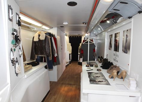 Mobile Fashion Boutiques | mobile businesses from food trucks to fashion boutiques appear to be ... Truck Boutique, Mobile Boutiques, Bus Boutique, Mobile Boutique Ideas, Boutique Truck, Boutique On Wheels, Mobile Fashion Truck, Mobile Nail Salon, Mobile Food Trucks