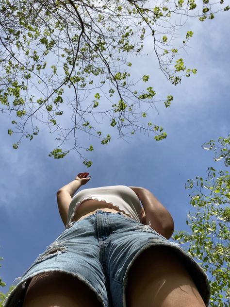 .5 sky picture Breakfast Chair, Dynamic Drawing, Mini Jeans, Forced Perspective, Perspective Photography, Sky Pictures, Continental Breakfast, Poses Human, Portrait Photography Poses