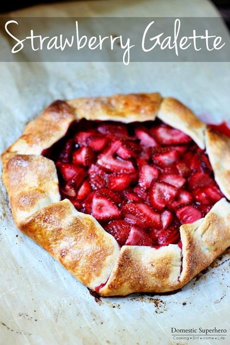 Strawberry Galette - this 'fake' pie pairs delicious flaky crust and sweet ripe strawberries for the perfect dessert or breakfast! Love this! Grocery Inspiration, Rustic Tarts, Fruit Galette Recipe, Fruit Galette, Strawberry Galette, Fake Pie, Galette Recipes, Galette Recipe, Strawberry Tart