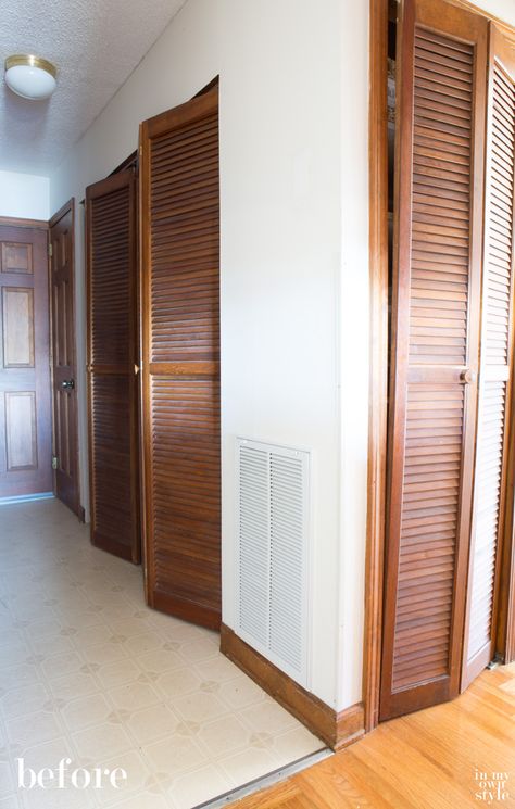 how to paint over stained louvered doors Closet Door Redo, Louvered Door Ideas, Louvered Bifold Doors, Louvered Closet Doors, Closet Doors Painted, Door Redo, Old Closet Doors, Bifold Doors Makeover, Wood Closet Doors