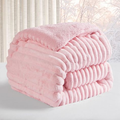 Cute Pink Pillows, Pink Blanket Aesthetic, Pink Things To Buy, Book Corner Ideas Bedroom, Light Pink Bedding, Chunky Bunny, Oversized Comforter, Roll Cakes, Pink Bed