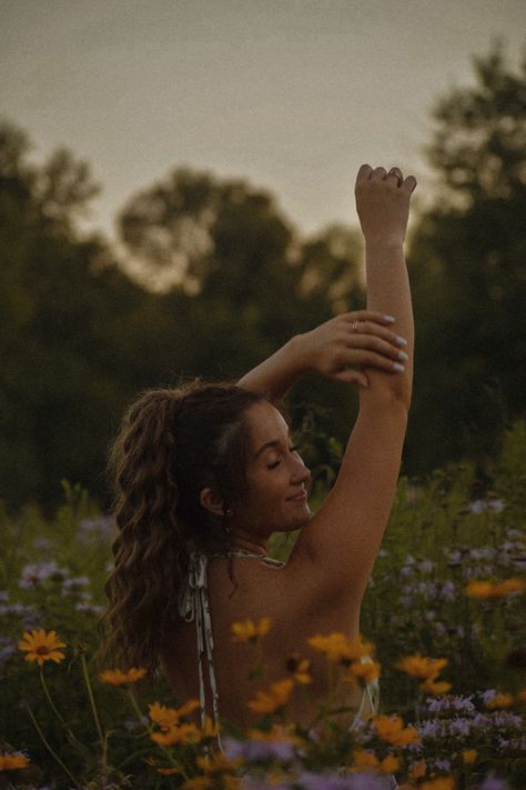 Wild Flower Photoshoot Poses, Earthy Tone Photoshoot, Photoshoot In Field Picture Ideas, Photoshoot Ideas Outside Summer, Sunset Pictures Poses Field, Outdoor Summer Photoshoot Ideas, Senior Photos Sunflower Field, Long Grass Photoshoot, Yellow Flower Field Photoshoot