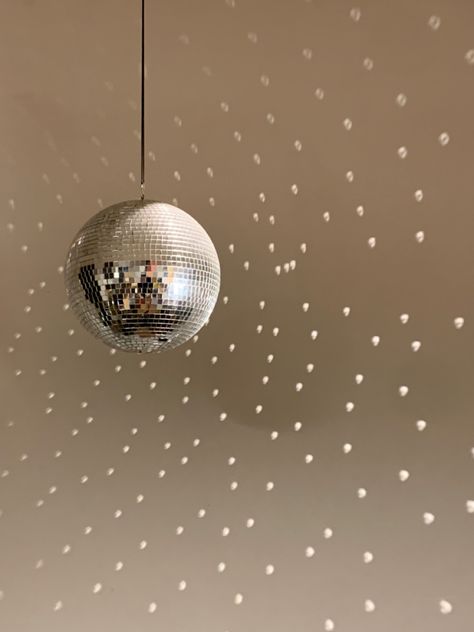 Disco Ball For Room, Mirrorball Girlies Aesthetic, Discoball Interior, Disco Ball In Room, Bola Disco, Disco Ball Aesthetic, Disco Aesthetic, Disco Ball Light, Disco Decorations