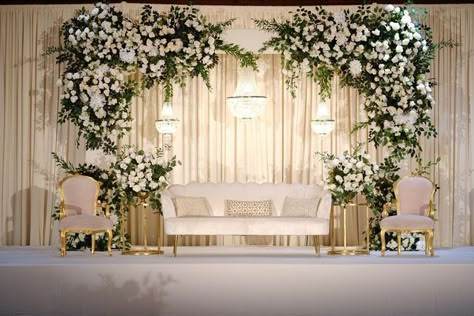 Wedding Setty Back Design, Timeless Wedding Theme, Wedding Chuppah Flowers, Engagement Stage Decoration, Nikah Decor, Reception Stage, Reception Stage Decor, Simple Stage Decorations, White Wedding Decorations