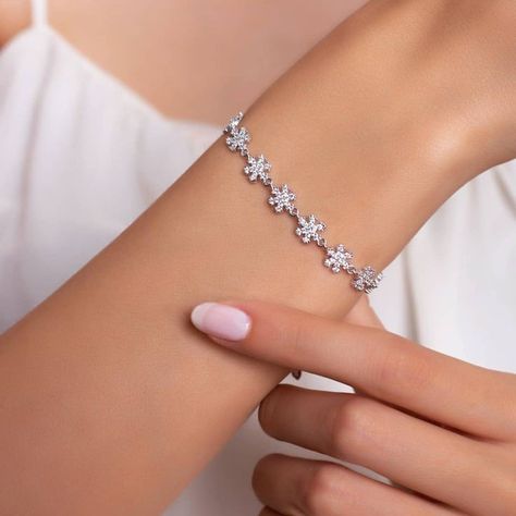 Braslet For Girl, Bracelets Silver Simple For Women, Silver Bracelet For Women Simple, White Gold Bracelet Women, Leavers 2023, Korean Bracelet, Gold Jwellary, Jewelry Anklets, Silver Bracelet Designs