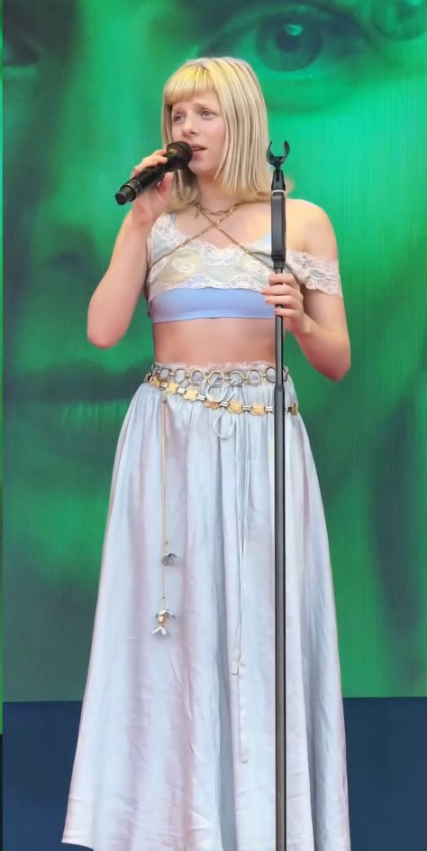 Aurora Outfits Singer, Aurora Concert Outfit Ideas, Aurora Singer Outfit, Aurora Style Outfit, Aurora Concert Outfit, Pop Singer Outfits, Aurora Outfit Singer, Aurora Aesthetic Singer, Aurora Singer Aesthetic