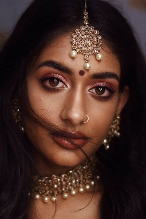 Dusky Skin Makeup Indian Bride, Makeup Indian Bride, Dusky Skin Makeup, Hamel Patel, Hindu Women, Dusky Skin, Golden Makeup, Photoshoot Aesthetic, Women Face