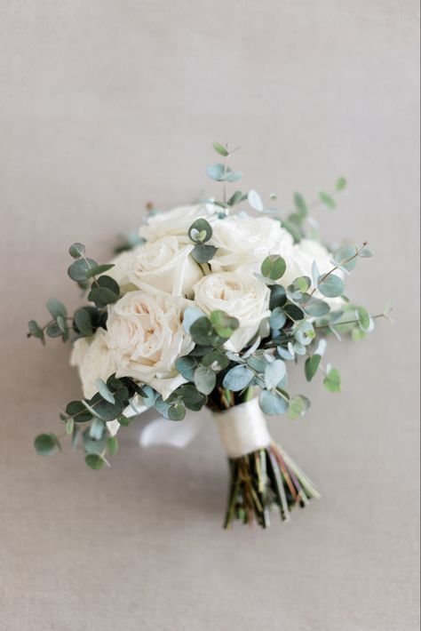 Simple White Bouquet, Small Wedding Bouquets, Prom Bouquet, Simple Wedding Bouquets, Bouquet For Wedding, Bride's Bouquet, Wedding Bouquets Bride, Green Bouquet, Bridal Bouquet Flowers