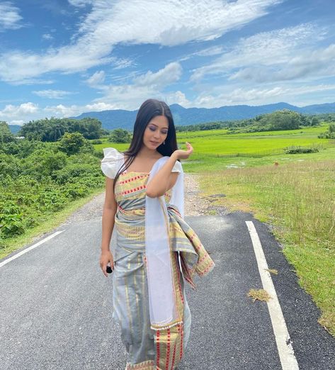 Bodo Traditional Dress, Dokhona Dress, Kim Aesthetic, Pranks Pictures, Boyfriend Pranks, Indian States, Boyfriend Pranks Pictures, Arunachal Pradesh, Cartoon Love Photo