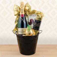 Champagne And Chocolate Gift, Champagne Basket, Champagne Gift Basket, Champagne And Chocolate, Champagne Gift Baskets, Cream Filled Cookies, Luxury Gift Basket, Parade Ideas, Moet Chandon Champagne