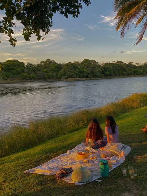 Aesthetic Pictures Picnic, Evening Picnic Aesthetic, Picnic In Nature, River Picnic Aesthetic, Lake Side Picnic, Picnic By The River, Picnic Aesthetic Pictures, Lake Date Aesthetic, Picnic Park Aesthetic