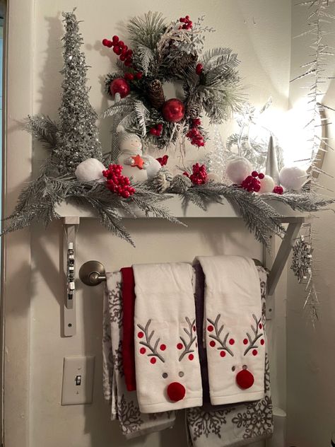 Christmas Ideas For Bathroom, Christmas Bathroom Decorating Ideas, Diy Bathroom Christmas Decor, Christmas Decor Ideas For Bathroom, Christmas Bathrooms, Bathroom Christmas Decor Ideas, Christmas Bathroom Ideas, Christmas Decor Bathroom, Rustic Christmas Decor Ideas