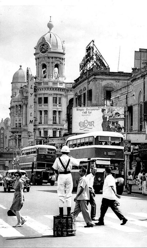 India Old Pictures, Indian Vintage Photography, Vintage Bombay Aesthetic, Old Kolkata Photography, Old Bombay Aesthetic, Old Calcutta, Chor Bazaar, Old Mumbai, Mumbai Aesthetic