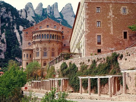 Monastery of Montserrat, Spain Magic Places, Voyage Europe, Salou, Spain And Portugal, Old Building, Bora Bora, Beautiful Buildings, Spain Travel, Barcelona Spain