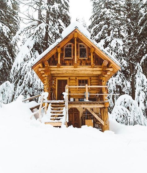 1,218 Likes, 15 Comments - C A B I N C A N D Y (@cabincandy) on Instagram: “This is somewhere I wish I could be this weekend 📸: @kristiankeenen #southern_cabin #cabin #cabins…” Cross Stitch Wall Art, Stitch Wall Art, Cabin In The Snow, Little Cabin In The Woods, Small Log Cabin, Snow Landscape, Cabin Tiny House, Painting Winter, Tiny Cabins