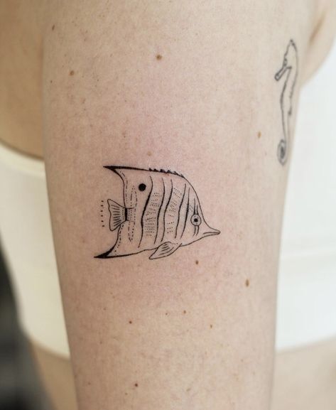 Small Fish Tattoos, Hawaii Tattoos, Butterfly Fish, Ocean Tattoos, Fish Tattoo, Cute Tiny Tattoos, Tattoo Flash Art, Feminine Tattoos, Little Tattoos