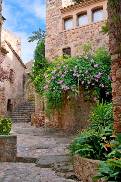 Spain Aesthetic, Spanish Royalty, Places In Spain, Spanish Towns, Spanish Architecture, Castle Wall, Summer Green, Italy Aesthetic, Spanish House