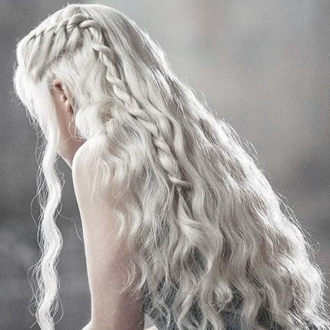 Danaerys Hairstyle, Daenerys Targaryen Side Profile, Daenerys Targaryen Inspired Outfit, Long White Hair Woman, Silver Hair Aesthetic Faceless, Very Long White Hair, Ciri Witcher Hair, Goddess White Hair, Veela Aesthetic