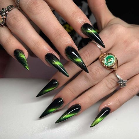 Stiletto Nail Ideas, Gold Stiletto Nails, Red Stiletto Nails, Acrylic Nails Stiletto, Stilleto Nails Designs, Black Stiletto Nails, Neon Green Nails, St Patricks Day Nails, Witchy Nails