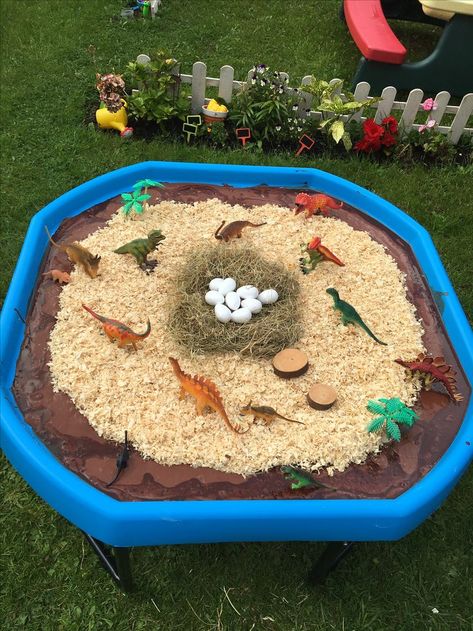 Dinosaur Tough Tray, Turf Tray Ideas Sensory Play, Turf Tray Ideas, Tuff Tray Eyfs, Dinosaur Tuff Tray, Dinosaurs Eyfs, Dinosaur Small World, Fairy Garden Design Ideas, Small World Ideas