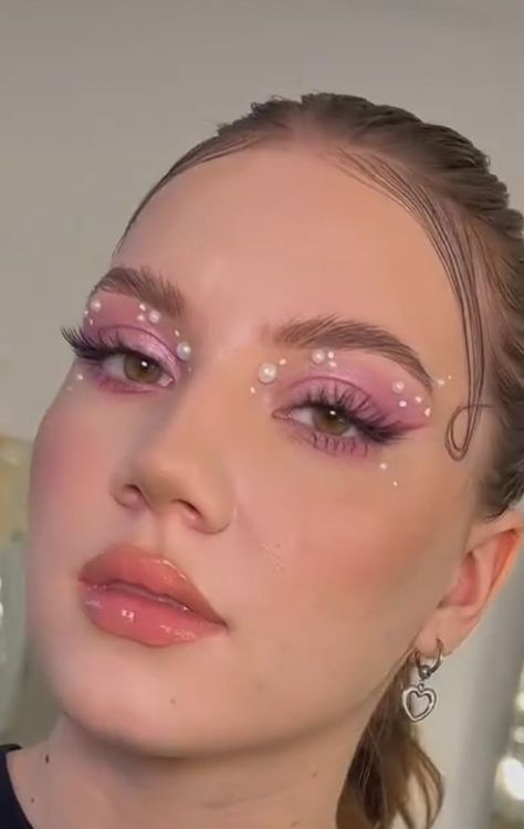 Pink Pearl Eye Makeup, Mermaid Makeup Pearls, Pearl Makeup Looks, Fairy Eye Makeup, Rosa Make-up, Pink Glitter Makeup, Pearl Makeup, Gem Makeup, Glitter Bar