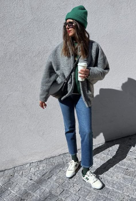 Cold Weather Cozy Outfits, Bulky Jacket Outfit, Crop Sherpa Jacket Outfit, Layered Casual Outfits Women, Versatile Winter Outfits, Normcore Women Outfits, Casual Mountain Outfits, Styling A Moto Jacket, Grown Up Grunge Style