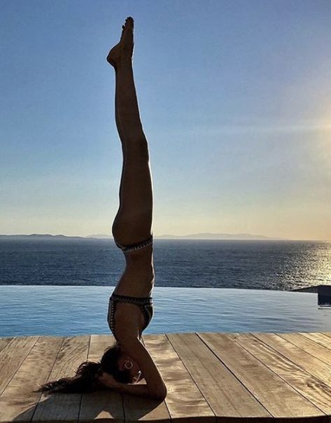 Hand Stand Aesthetic, Calisthenics Aesthetics Women, Aesthetic Yoga Pictures, Good Posture Aesthetic, Yoga Astethic, Handstand Aesthetic, Flexible Aesthetic, Flexibility Aesthetic, Yoga Headstand