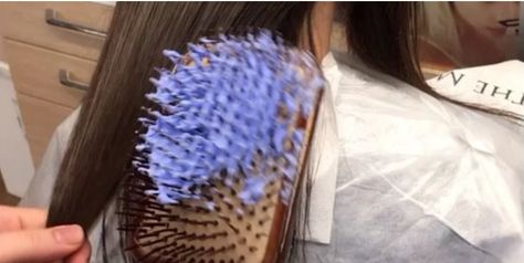 Your Hairbrush Is Apparently the Key to Getting Perfect Ombré Hair Natural Hair Highlights, Hair Color Brush, Best Hair Care Products, Hair Color Techniques, Ombré Hair, Gilet Long, Dull Hair, Ombre Hair Color, Colored Highlights