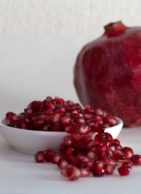 Best way to juice a pomegranate by hand. Let Mother Would Know show you how, with video and text tips. Pomegranate Recipes Dessert, Pomegranate Recipes Healthy, Leftover Milk, Pomegranate Recipes, Best Juicer, Juicing Benefits, Summer Smoothies, Pastry Pie, Juice Fast