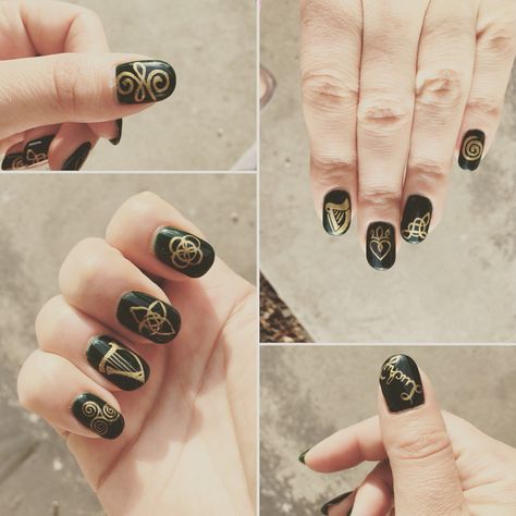 Celtic knots & Irish symbols nail art. Irish Nail Art, Celtic Nail Art, Calendar Ideas March, Celtic Nails, March Calendar Ideas, Irish Nail Designs, Nail Designs March, March Nails Colors, March Crafts For Kids